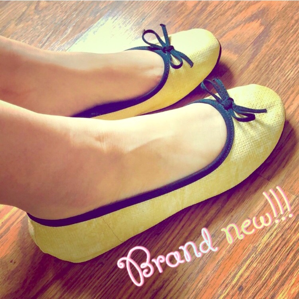🎉Host Pick🎉Bongo Yellow/Beige & Black Trim flats